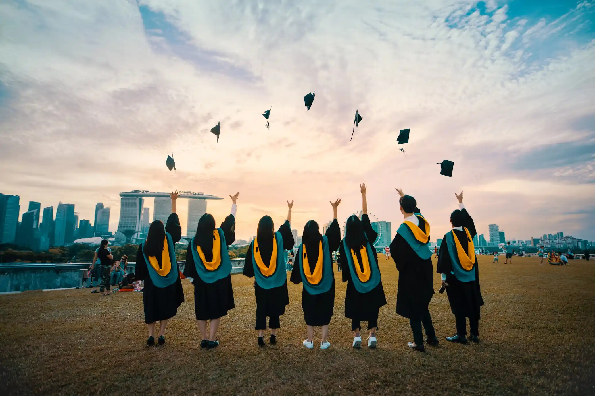 Estudantes felizes aprendendo juntos